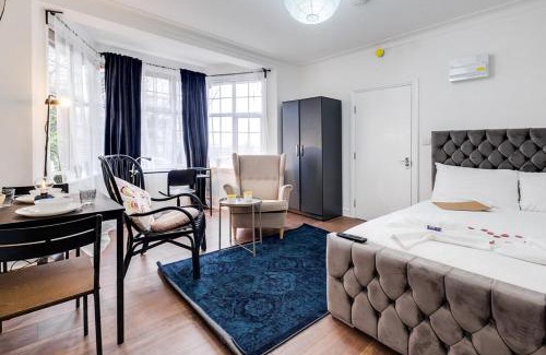 Hendon Casa | 8 Private Rooms with own kitchen & bathroom, Parking, 30min to Wembley Stadium, sleeps 16 to 20 people