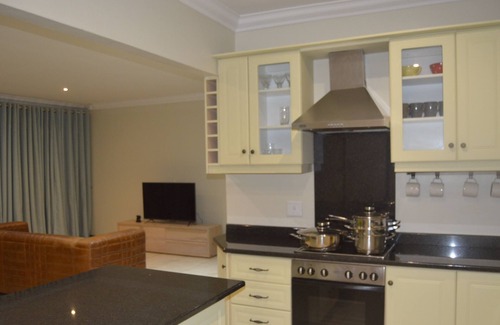 Hillcrest Casa | 8 Sleeper Kingsize Vacation Home Rental Springside Road, Hillcrest Park, Durban