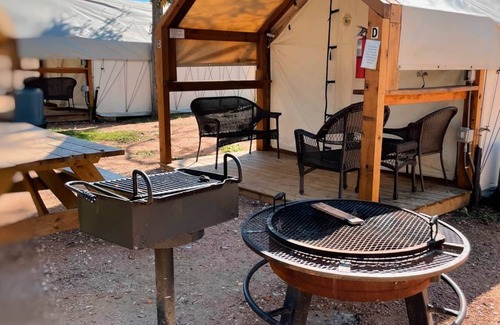Fentress Casa | # 8 Son's River Ranch - Glamping Cabin w/ 2 Queen Beds