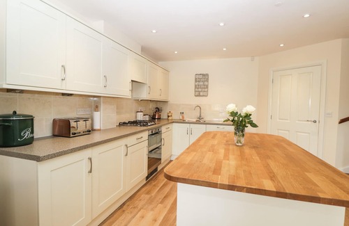 Malmesbury Cabaña | 8 THE LIGHT, pet friendly, character holiday cottage in Malmesbury