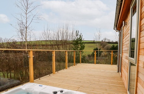 Looe Cabina | 8 VALLEY VIEW, family friendly, with hot tub in Lanreath