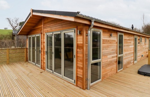 Looe Cabina | 8 VALLEY VIEW, family friendly, with hot tub in Lanreath