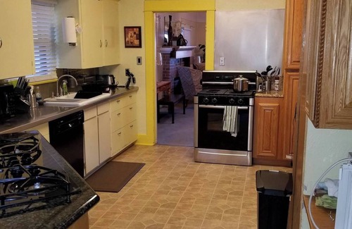 Downtown Klamath Falls Casa | 80+Day❤️of Downtown | SmartHouse | 4KTV | King, 2 Queens, Double + Twin | BBQ, P