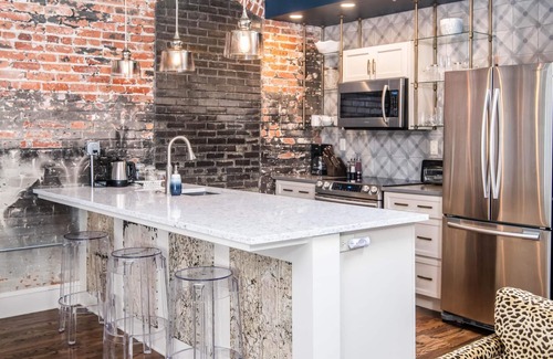 Downtown Asheville Apartamento | 80 LEX 203 Eclectic Industrial Apt Free Parking