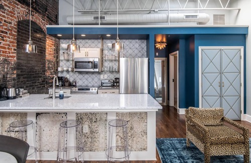 Downtown Asheville Apartamento | 80 LEX 203 Eclectic Industrial Apt Free Parking