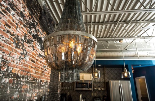 Downtown Asheville Apartamento | 80 LEX 203 Eclectic Industrial Apt Free Parking