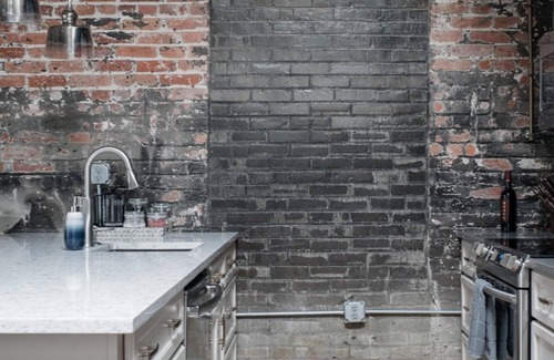 Downtown Asheville Apartamento | 80 LEX 203 Eclectic Industrial Apt Free Parking
