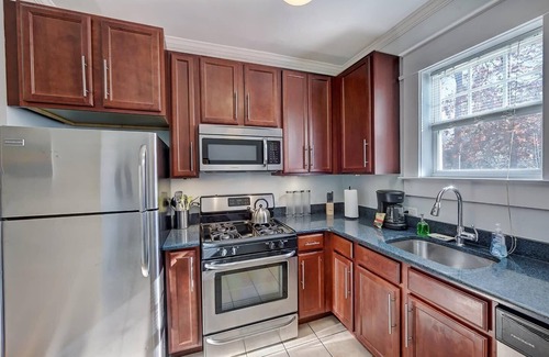 Dilworth Condominio | 800 Magnolia: 2 Units, Chic 4BR w/ Porch