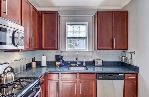 Dilworth Condominio | 800 Magnolia: 2 Units, Chic 4BR w/ Porch