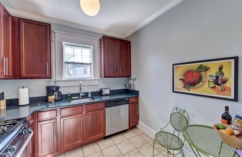 Dilworth Condominio | 800 Magnolia: 3 Units, Chic 6BR w/ Porch