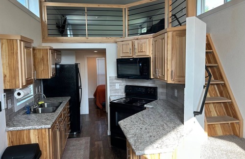 Honey Grove Cabina | 804 Cozy Loft cabin with WiFi, AC in charming Honey Grove