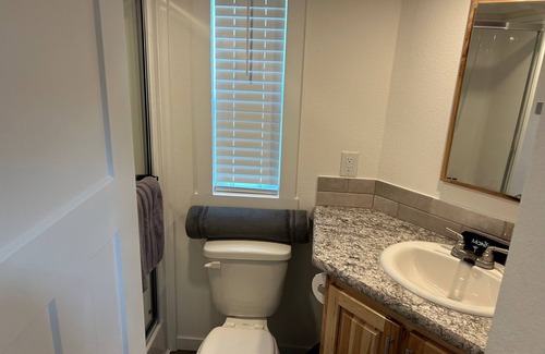 Honey Grove Cabina | 804 Cozy Loft cabin with WiFi, AC in charming Honey Grove