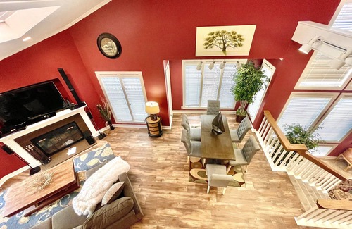 Mount Ida Condominio | 80BPD, Four bedroom, two 1/2 bath log-sided condo with lake view , garage by RedAwning