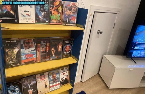 Wimbledon Apartamento | 80s RETRO 3 Bedroom Apartment in Wimbledon London Sleeps 6! NETFLIX WIFI and Arcade! Perfect for Families Business & Leisure Guests!