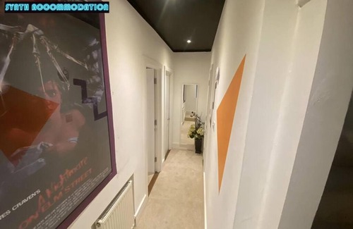 Wimbledon Apartamento | 80s RETRO 3 Bedroom Apartment in Wimbledon London Sleeps 6! NETFLIX WIFI and Arcade! Perfect for Families Business & Leisure Guests!