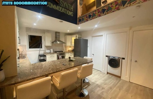Wimbledon Apartamento | 80s RETRO 3 Bedroom Apartment in Wimbledon London Sleeps 6! NETFLIX WIFI and Arcade! Perfect for Families Business & Leisure Guests!