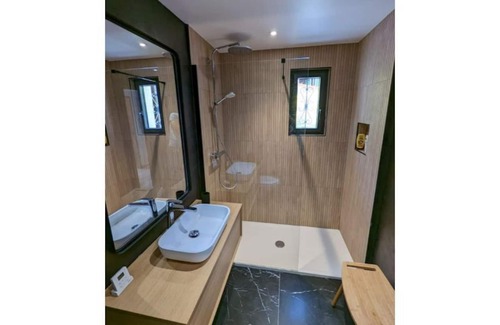 Allos Casa | 810 Larches