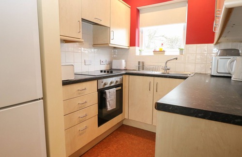 Corton Cabina | 82 WATERSIDE, pet friendly, character holiday cottage in Corton