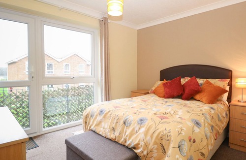 Corton Cabina | 82 WATERSIDE, pet friendly, character holiday cottage in Corton