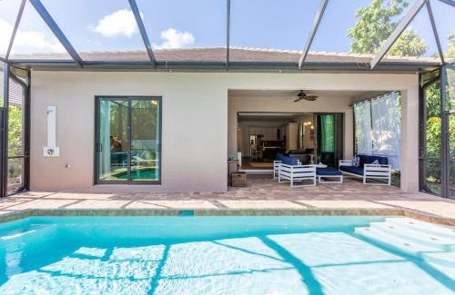 Naples Park Casa | 833 Perfect Naples - Pool - 3BR Near the Beach