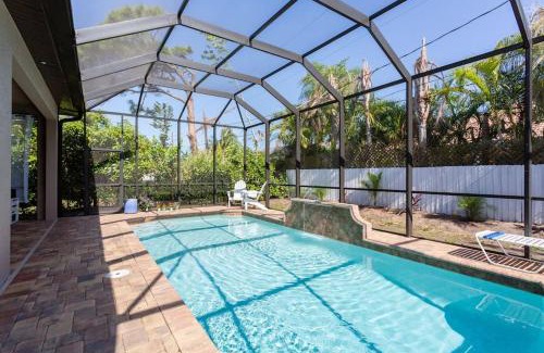 Naples Park Casa | 833 Perfect Naples - Pool - 3BR Near the Beach