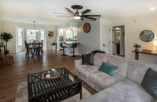 Ashley Oaks Casa | 865 Hideaway, Close to UTK, Market Square,; 3 BR/2.5 Bath 2 Car Garage, Deck