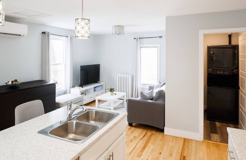 Queens Square Casa | 86B King Bed - Steps to Victoria Row