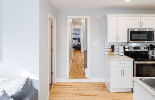 Queens Square Casa | 86B King Bed - Steps to Victoria Row