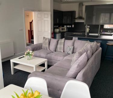 Sheffield Casa | 8Bed and 9Bath Ensuite House with Hot Tub and Free Wi-Fi