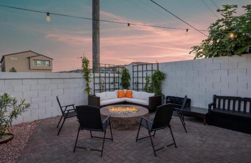 North Las Vegas Villa | 8BR 5BA SuperHero Retreat-King Beds, BBQ, Hammock, Firepit, MiniGolf, WorkSpace