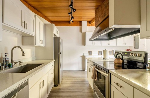 SeaTac Casa | 8BR | BBQ, Garden Retreat | Des Moines | Sophari