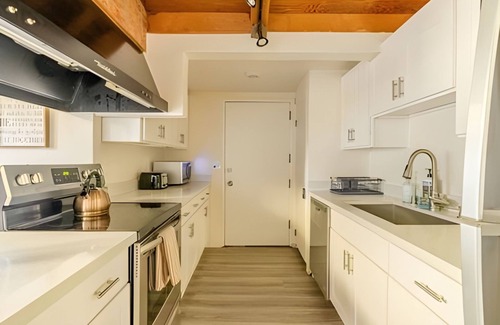 SeaTac Casa | 8BR | BBQ, Garden Retreat | Des Moines | Sophari