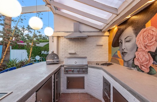 The Mesa Casa | 8BR Poolside Villa Near Downtown! Steam Room+Spa!
