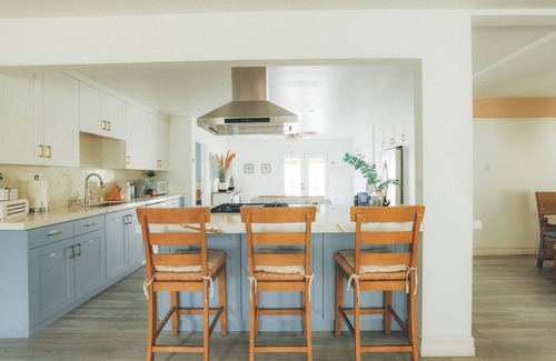 Bay Ho Casa | 8ft Deep Heated Pool, 9 Seat Medical Grade Jacuzzi, Mini-Golf & Chef’s Kitchen!