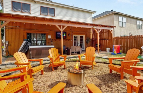 West San Antonio Casa | 8mi Lackland BMT - Hot Tub - Game Room - Mini Golf - near SeaWorld and Six Flags