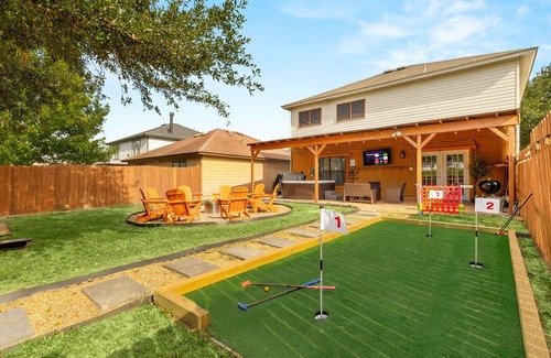 West San Antonio Casa | 8mi Lackland BMT - Hot Tub - Game Room - Mini Golf - near SeaWorld and Six Flags