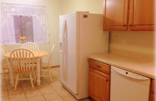 Los Alamos Casa | Casa adosada con patio en el centro de Los Alamos. Tarifas gubernamentales disponibles.