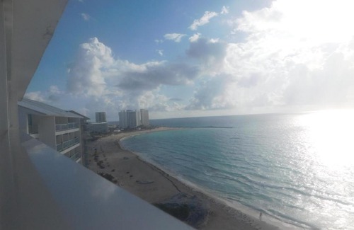Punta Cancún Apartamento | Estudio en el octavo piso con vista a la playa del Caribe