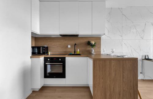 Wlochy Apartamento | 8th Floor Włochy Apt - Balcony, Workspace, AC - by Rentujemy
