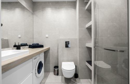 Wlochy Apartamento | 8th Floor Włochy Apt - Balcony, Workspace, AC - by Rentujemy