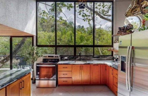 Rivas Casa | 8th Wonder of the World: Riverfront Luxury with Jacuzzi & natural Pool