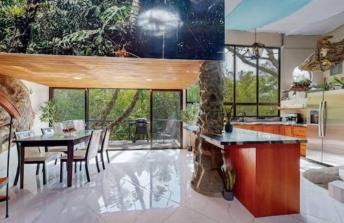 Rivas Casa | 8th Wonder of the World: Riverfront Luxury with Jacuzzi & natural Pool