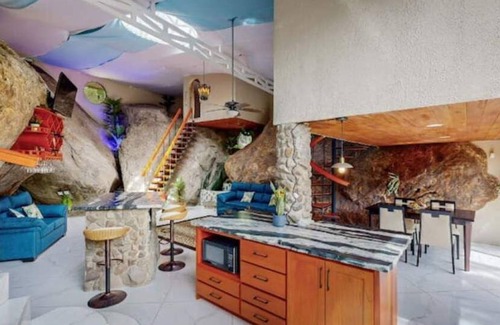 Rivas Casa | 8th Wonder of the World: Riverfront Luxury with Jacuzzi & natural Pool