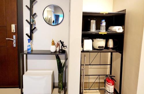 Taguig Apartamento | 8U Pristine & Cozy Stay at Uptown Mall BGC across Mitsukoshi with FREE Parking and Balcony