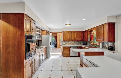 White Haven Casa | 9 acres w stream lawns firepit gameroom bar gazebo by stream 2mi to ski mtn