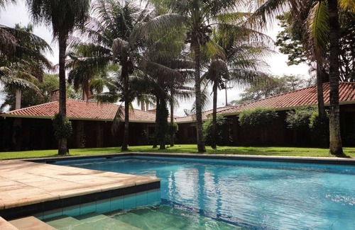 Asuncion Villa | Quinta de 8 habitaciones con piscina, tenis, quincho y espacio de coworking.