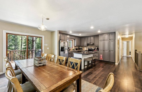 Tahoe Paradise Cabina | 9 Beds, Hot Tub, Dog Friendly, Fenced Yard, Game Room with Pool Table, Near Heavenly