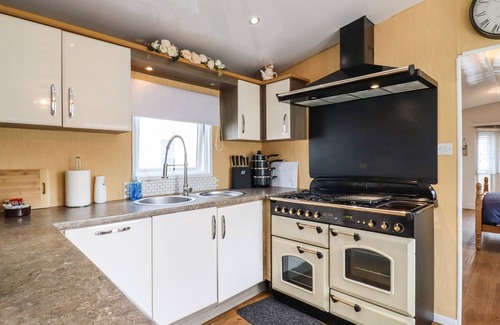 Clacton-on-Sea Cabaña | 9 BIRCH GROVE, pet friendly, with a garden in St. Osyth