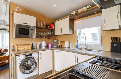 Clacton-on-Sea Cabaña | 9 BIRCH GROVE, pet friendly, with a garden in St. Osyth