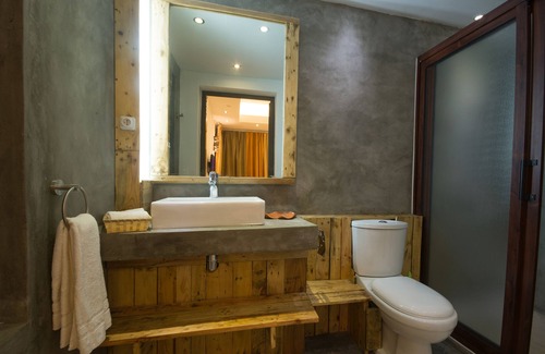 Port Louis Casa | 10 habitaciones en una hermosa villa con piscina y bar con una mesa dhote